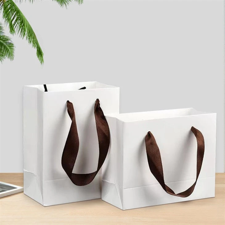 Sacs artisanaux blancs avec poignées